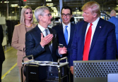 CEO Tim Cook đã tặng gì cho cựu Tổng thống Mỹ Donald Trump?