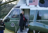 Sau một tuần mãn nhiệm, sóng gió vẫn bủa vây ông Trump