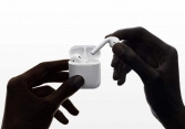 Nghe nhạc trong lúc ngủ, người đàn ông vô tình... nuốt tai nghe AirPods