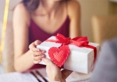 Valentine 2021, nên tặng quà gì?