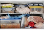 Dùng túi nilon bọc thực phẩm để trong tủ lạnh, coi chừng nhiễm độc