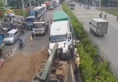 Giao thông ùn tắc 5km ở Sài Gòn do 2 xe container tông nhau