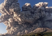 Núi lửa Sinabung ở Indonesia bất ngờ phun tro bụi dữ dội