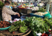 Rau xanh, thực phẩm tươi sống giảm giá tại chợ và siêu thị