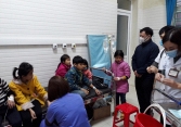 Ăn vặt trước cổng trường, 32 học sinh ở Hà Giang nhập viện cấp cứu
