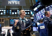 Chứng khoán Mỹ chuyển động ngược chiều, Dow Jones tăng kỷ lục, Nasdaq giảm vì lợi suất tăng vọt
