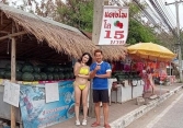 Mặc bikini đứng bán dưa hấu, cô gái trẻ được 'mời' lên đồn