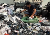 Căn nhà 3 tầng giữa thủ đô chứa đầy hàng LV, Gucci, Nike, Burberry… nhái