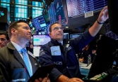 Dow Jones lên mức kỷ lục mới, S&P 500 và Nasdaq giảm