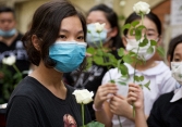 Nhiều học sinh tiễn bạn qua đời trong vụ cháy bằng hồng trắng