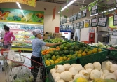 Thực phẩm ngày 12/4: Nắng nóng giá dừa tươi tăng mạnh