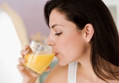 Những người mắc bệnh này không nên uống nước cam