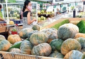 Thị trường thực phẩm 17/4: Bí đỏ rớt giá còn 3.000-5.000 đồng/kg