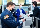 Chứng khoán Mỹ kết thúc tuần đầy biến động sau kế hoạch tăng thuế của Tổng thống Biden