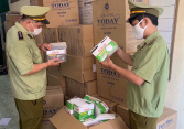 Phú Yên phát hiện hàng chục ngàn khẩu trang trôi nổi không rõ nguồn gốc