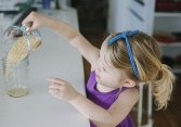 6 hoạt động Montessori rèn luyện sự khéo léo cho trẻ từ 2- 3 tuổi
