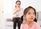 Ba mẹ có nên ra lệnh khi dạy trẻ?