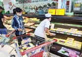Giá cua biển giảm mạnh, hàng hóa ở TP.HCM dồi dào