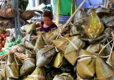 Bánh ú tro, trái cây và hoa ngập chợ chuẩn bị Tết Đoan ngọ