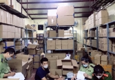 Phát hiện chứa nước hoa hơn 11.000 sản phẩm nghi giả