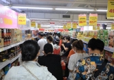 Người Sài Gòn ùn ùn mua thực phẩm, nhiều nơi quá tải