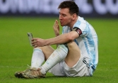 Messi dùng điện thoại gì để gọi cho vợ khoe huy chương vô địch Copa America 2021