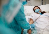 Anh: 50% các ca nhập viện vì COVID-19 phát sinh biến chứng