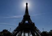 Tháp Eiffel đón du khách trở lại sau 9 tháng đóng cửa do dịch COVID-19