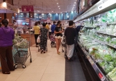 Thực phẩm thiếu hụt, giá cao, người tiêu dùng mong chờ chợ truyền thống mở cửa trở lại