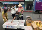 Nhiều chợ truyền thống của TPHCM hoạt động trở lại, giá thực phẩm bắt đầu giảm