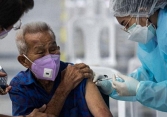 Tặng vàng, tặng nhà, thậm chí tặng cả cửa hàng tạp hóa cho người tiêm vaccine COVID-19