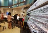 Hàng hóa siêu thị dồi dào, sức mua giảm