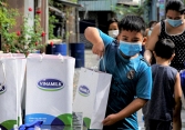 San sẻ khó khăn mùa dịch, Vinamilk tặng 45.000 phần quà cho người dân gặp khó khăn tại TP.HCM, Bình Dương, Đồng Nai