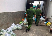 Công an TP.HCM đi phát lương thực cho dân nghèo