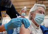 Nguy cơ máu đông khi nhiễm COVID-19 cao hơn nhiều so với khi tiêm vaccine