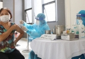 Tại sao chuyên gia đề xuất bỏ đo huyết áp trước khi tiêm vaccine COVID-19?