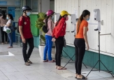 Các nhà máy Việt Nam khó khăn trong việc phục hồi sản xuất, Mỹ lo thiếu hụt nguồn hàng cho mùa mua sắm cuối năm