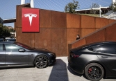 Vốn hóa của Tesla ‘bốc hơi’ 140 tỷ USD trong một ngày sau khi Musk thăm dò việc bán cổ phiếu