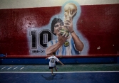 Người hâm mộ tưởng niệm một năm ngày mất của huyền thoại Diego Maradona