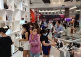 Nhiều cửa hàng tung khuyến mãi từ 50-70% nhưng khách vẫn thờ ơ