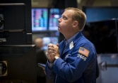 Chỉ số S&P 500 giảm nhẹ sau khi đạt mức cao kỷ lục trong ngày