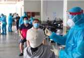 Có 14.861 ca mắc COVID-19 trong ngày 4/1, Hà Nội chạm mốc 2.500 ca