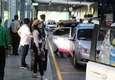 Giá taxi tăng gấp đôi, khách ở sân bay Tân Sơn Nhất vẫn khó bắt xe
