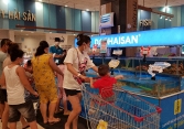 Tôm hùm rớt giá còn 400.000-600.000 đồng/kg