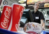 Sau McDonald’s, đến lượt Coca-Cola và Pepsi tuyên bố tạm dừng bán hàng tại Nga