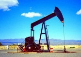 Giá xăng dầu hôm nay 25/3: Dầu Brent về dưới 120 USD/thùng 