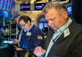 Dow Jones giảm 700 điểm khi bán tháo gia tăng, Nasdaq đứng đầu tháng tồi tệ nhất kể từ năm 2008 