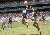 Chiếc áo 'bàn tay của Chúa' của Diego Maradona được bán với giá kỷ lục 7,1 triệu bảng Anh
