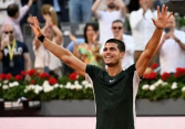 Sau khi hạ Rafael Nadal, tay vợt Carlos Alcaraz đánh bại luôn Novak Djokovic để vào chung kết Madrid Open