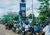 Khủng hoảng nhiên liệu tại Lào, người xếp hàng dài tại các trạm xăng dầu